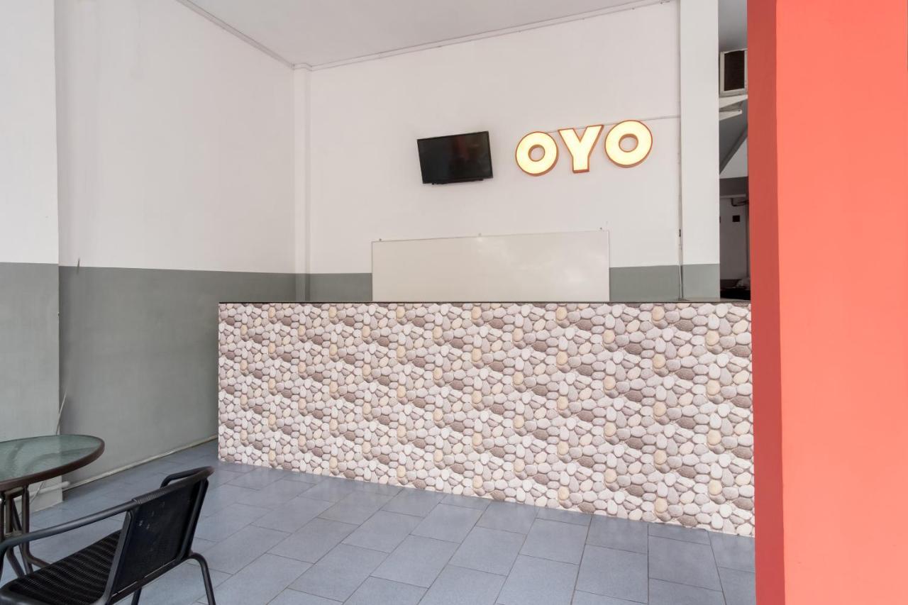 Oyo 447 Hutasimo Residence Medan Exterior photo