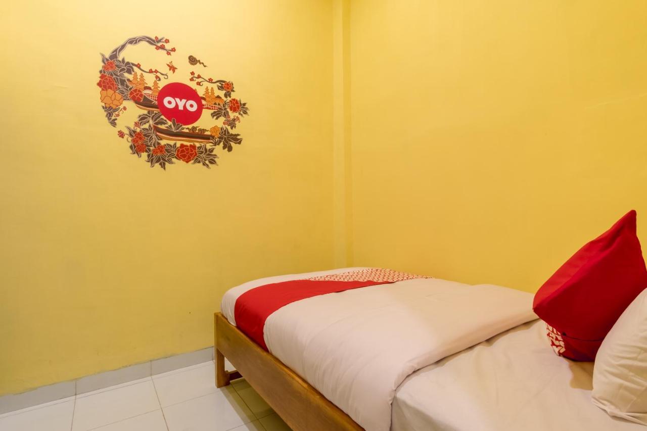 Oyo 447 Hutasimo Residence Medan Exterior photo