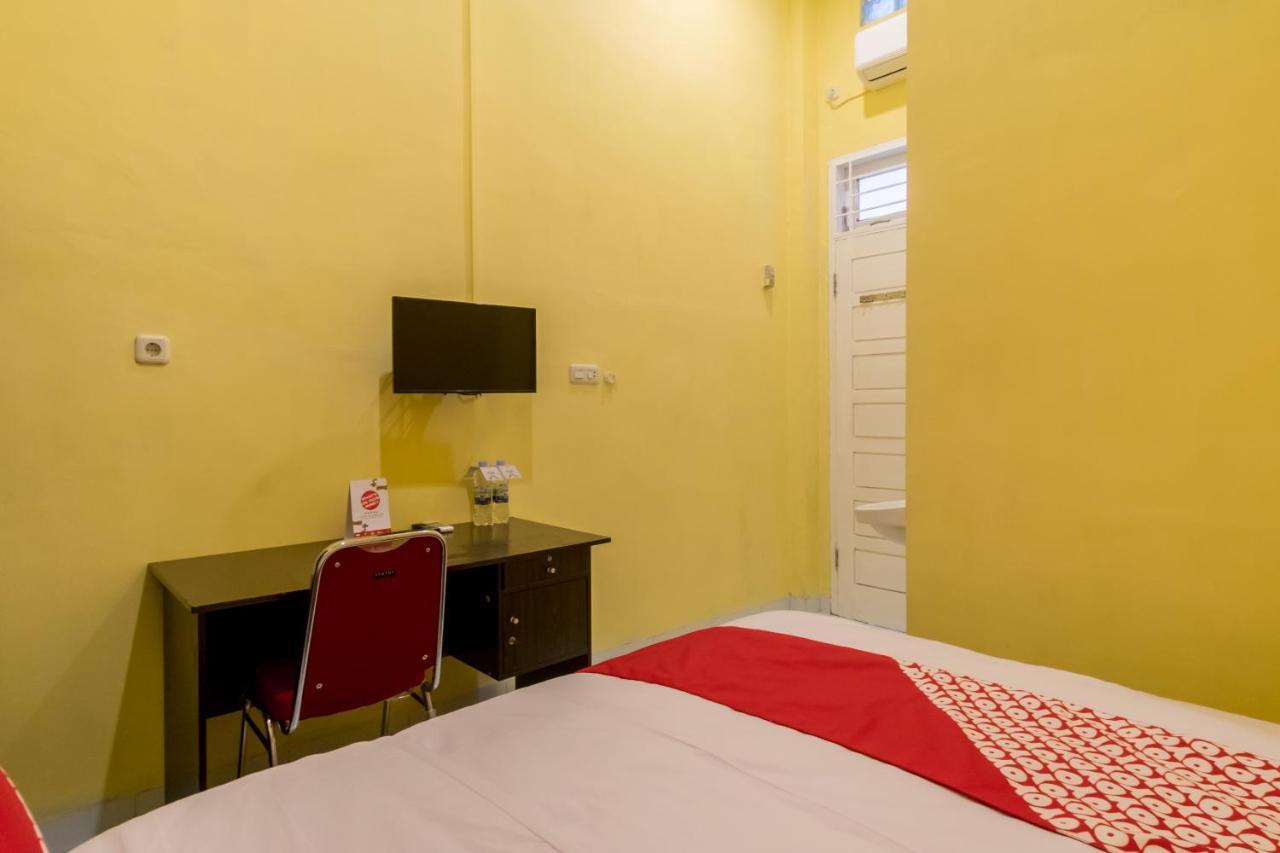 Oyo 447 Hutasimo Residence Medan Exterior photo